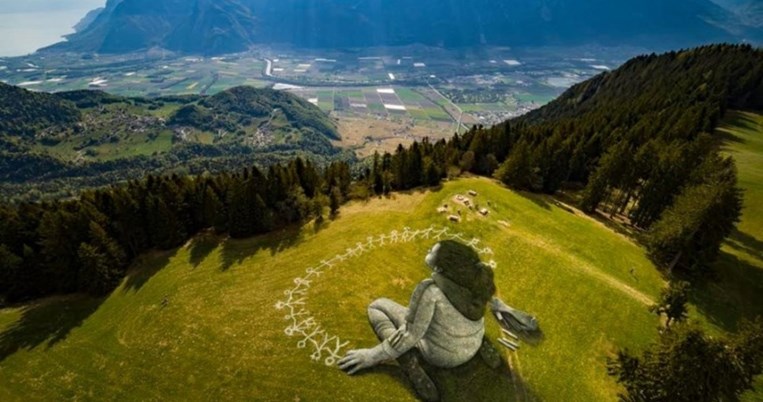 «Ένας κόσμος με περισσότερη αλλυλεγγύη και ανθρωπιά»: To συγκινητικό γκράφιτι στις Άλπεις