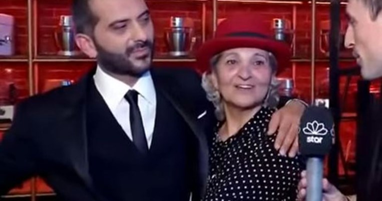 H κυρία Μαρία κλέβει ξανά την παράσταση. Η φωτογραφία του Λεωνίδα Κουτσόπουλο αγκαλιά με τη μαμά του