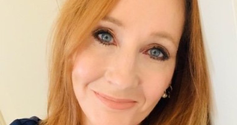 H J.K. Rowling βρήκε χρόνο να βάλει σε τάξη τη βιβλιοθήκη της -Ιδού το αποτέλεσμα