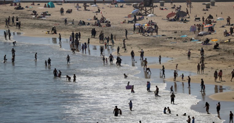 Οι «τρομακτικές» εικόνες με πλήθη κόσμου στις παραλίες της Καλιφόρνια έχουν πανικοβάλει τις αρχές