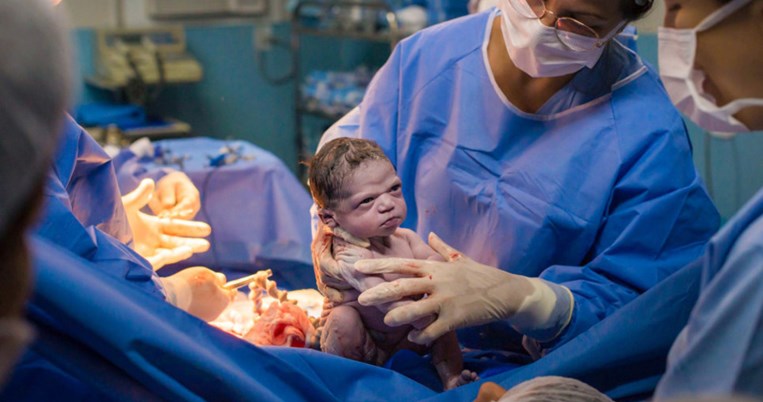 Νεογέννητο κοιτά με πολλά νεύρα τον μαιευτήρα και το στιγμιότυπο γίνεται viral