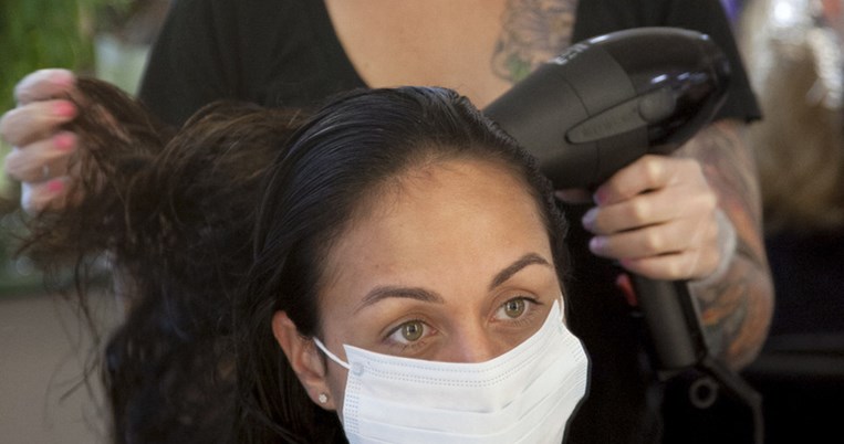 Γιατί πρέπει να αποφεύγουμε το πιστολάκι στα κομμωτήρια -Τι λέει γιατρός 