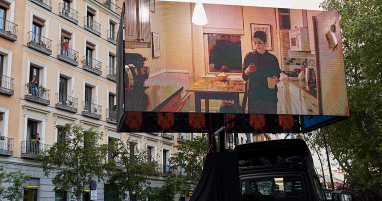 Τα κινητά, θερινά σινεμά της Μαδρίτης μετακινούνται κάθε βράδυ σε άλλη γειτονιά της πόλης