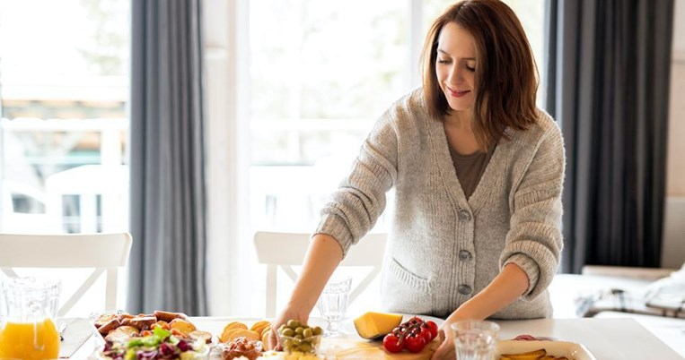 Ποιες παγίδες να αποφύγεις για να μην πάρεις κιλά τσιμπολογώντας μέσα στο σπίτι- Η ειδικός απαντά