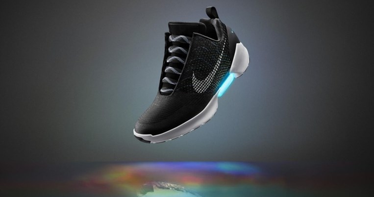 H Nike λανσάρει τα νέα αθλητικά παπούτσια που δένονται μόνα τους όταν τα φοράς 