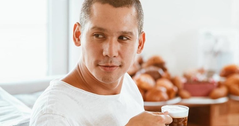 Το ζεστό και άνετο σπίτι του Σωτήρη Κοντιζά και της συντρόφου του, Δέσποινας, στο κέντρο της Αθήνας