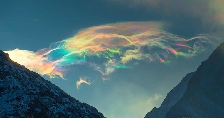 Σπάνιες εικόνες με μαγευτικά ιριδίζοντα σύννεφα στην Σιβηρία σε κάνουν να ταξιδεύεις νοητά