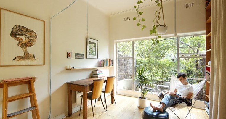 Τα πάντα χωράνε σε έναν φαρδύ διάδρομο: Ένα «μεγάλο» διαμέρισμα 23 τμ κρύβει ένα έξυπνο μυστικό