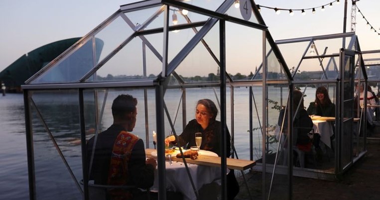 Εστιατόριο στην Ολλανδία τοποθετεί γυάλινους θαλάμους για να απομονώσει τους πελάτες λόγω κορονoϊού