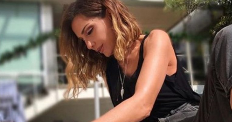 Η Δέσποινα Βανδή απαρνείται το κοντό καρέ και αλλάζει στυλ μαλλιών 