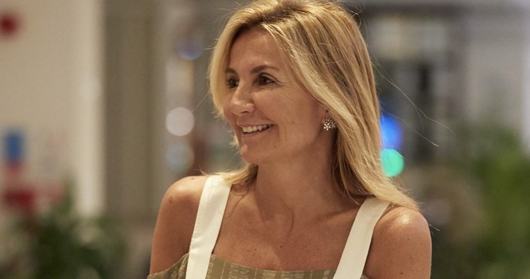 Κομψές και μινιμαλιστικές: Η Mαρέβα Μητσοτάκη ποζάρει με την προστατευτική μάσκα του Zeus +Dion
