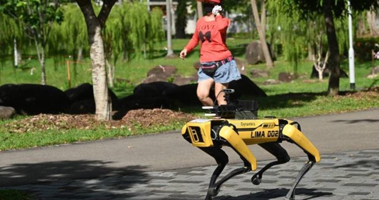 Γνωρίστε το ρομπότ που περιφέρεται στη Σιγκαπούρη και υπενθυμίζει στον κόσμο να κρατά αποστάσεις