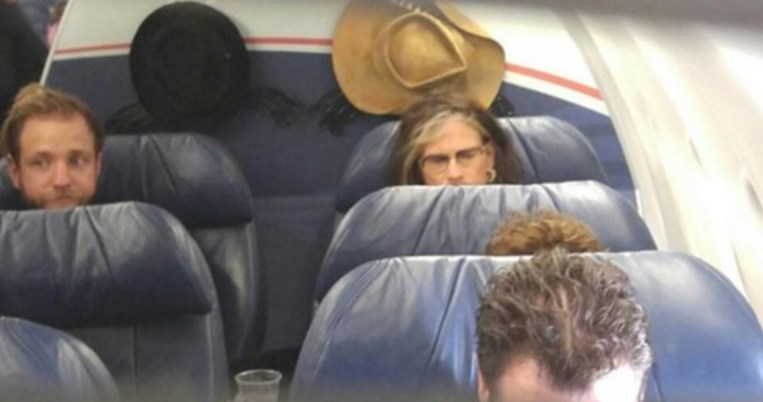 Τι κάνουν οι celebrities την ώρα της πτήσης τους; Αστείες φωτογραφίες που έγιναν viral 