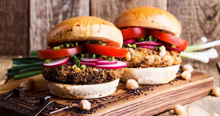 Αυτά τα vegan burger με ρεβύθια αντικαθιστούν εξαιρετικά το κρέας- Δοκίμασε τα