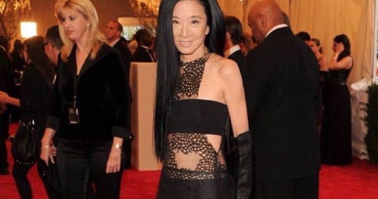 Vera Wang: Ποζάρει με άψογους κοιλιακούς στα 70 της και ο κόσμος απορεί με τη νεανική της εμφάνιση