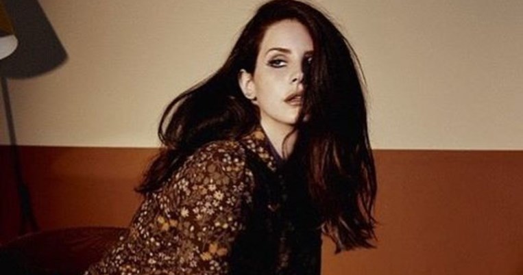 Η Lana Del Rey άλλαξε μόνη της το χρώμα στα μαλλιά της με τον πιο φυσικό τρόπο