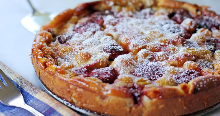 Κλαφουτί με φράουλες: Ένα κέικ που μοιάζει με γλυκιά πίτα -λίγη ζύμη, πολλά φρούτα 