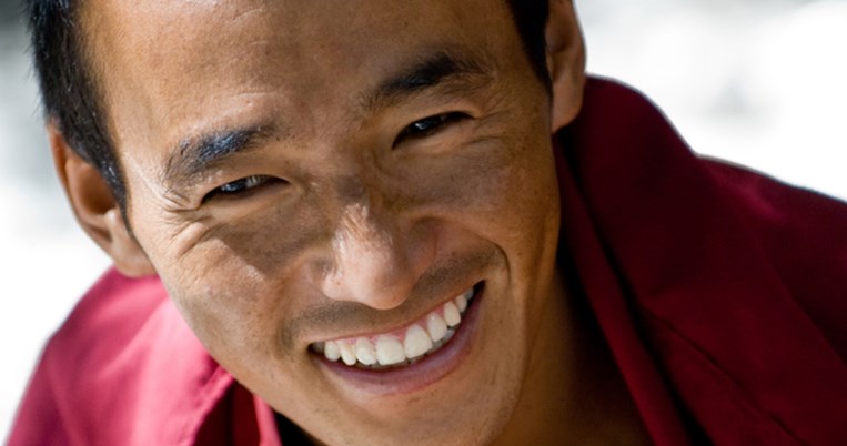 Ποιο είναι το «μυστικό» των Θιβετιανών μοναχών για λευκά δόντια; Το έχετε μες στο σπίτι σας