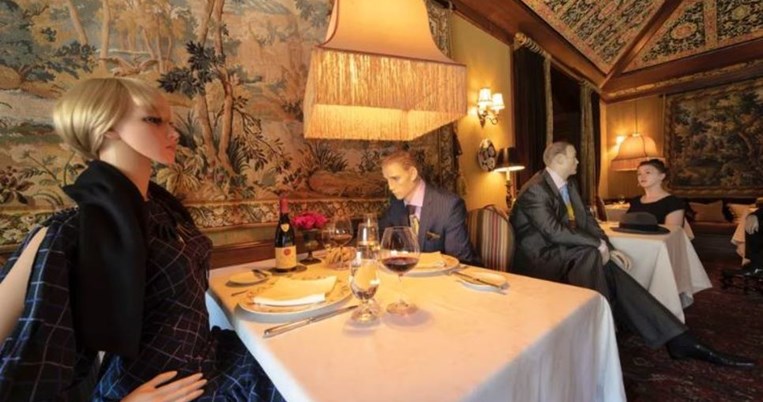 Εστιατόριο με αστέρι Michelin βάζει κούκλες στα άδεια τραπέζια για να κάνουν συντροφιά στους πελάτες