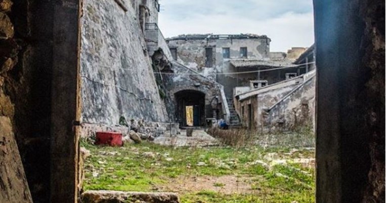 Μέσα στο καστρομονάστηρο που έζησε ο τελευταίος μοναχός των Στροφάδων για 38 χρόνια