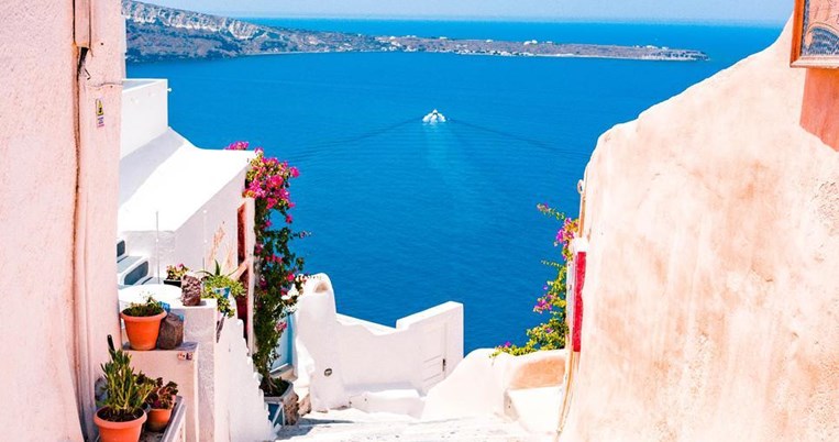 «Είναι η συγκλονιστικότερη πόλη της Ελλάδας». H Daily Mail αποθεώνει πρωτεύουσα ελληνικού νησιού