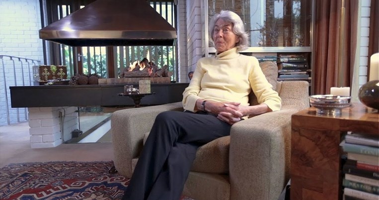 Είπα γεια σας με λένε Odile, δουλεύω στη μπουτίκ σας. Είπε, τώρα θα δουλεύεις σαν μοντέλο μου 