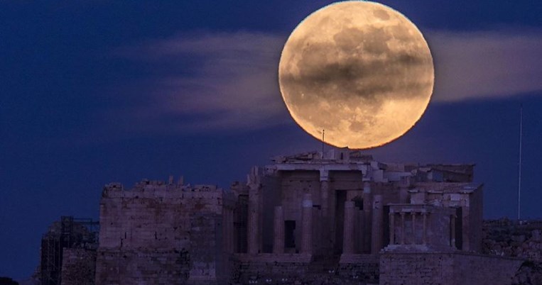 Ένα ολόγιομο φεγγάρι να κρέμεται από πάνω. Η εκληπτική φωτογραφία με την πανσέληνο στην Ακρόπολη