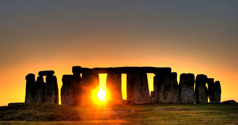 Δείτε το ατμοσφαιρικό ηλιοβασίλεμα στο Stonehenge της Αγγλίας σε live μετάδοση για πρώτη φορά