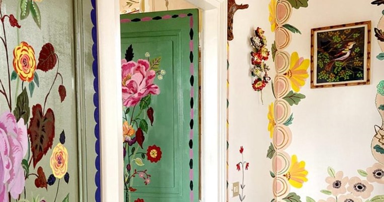 Γαλλίδα ζωγράφος μετατρέπει το εσωτερικό του σπιτιού της σε ανθισμένο κήπο- Οι υπέροχες τοιχογραφίες