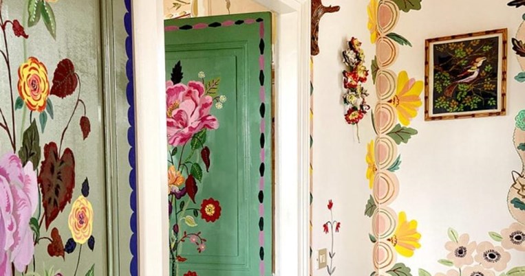 Γαλλίδα ζωγράφος μετατρέπει το εσωτερικό του σπιτιού της σε ανθισμένο κήπο- Οι υπέροχες τοιχογραφίες