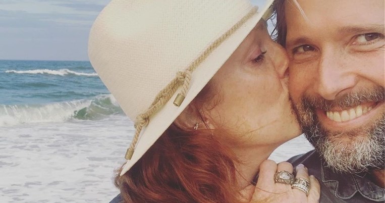 Ο 22χρονος γιος της Τζούλιαν Μουρ, Καλέμπ, είναι τζίντζερ όπως εκείνη και της μοιάζει εξωφρενικά