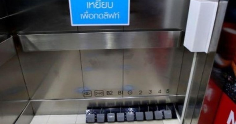 «Κάτω τα χέρια». Μεγάλο εμπορικό κέντρο στην Ταϊλάνδη αντικαθιστά τα κουμπιά στα ασανσέρ με πετάλια