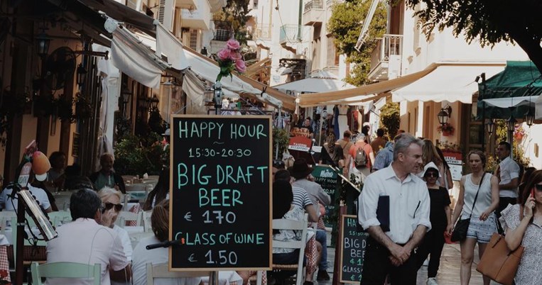 Ανοίγει και πάλι η εστίαση: Τι πρέπει να προσέχουμε όταν τρώμε ή πίνουμε καφέ έξω