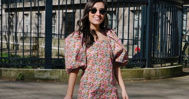 Μα τι γίνεται με αυτή τη μπλούζα από τα H&M που δείχνει τόσο ακριβή δίχως να είναι;