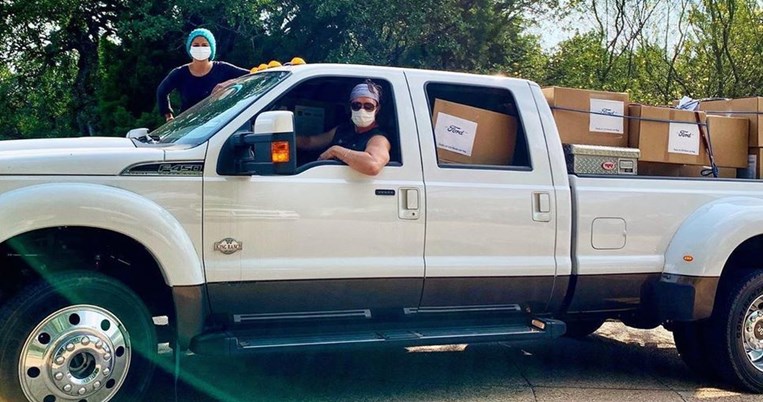 Με ένα φορτηγό και άπειρες κούτες, Ο Μάθιου ΜακΚόναχι μοιράζει μόνος του μάσκες σε όλο το Τέξας