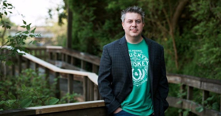 Γνωρίστε τον άντρα που εκπαιδεύει άλλους άντρες στο πώς να αποφύγουν το διαζύγιο