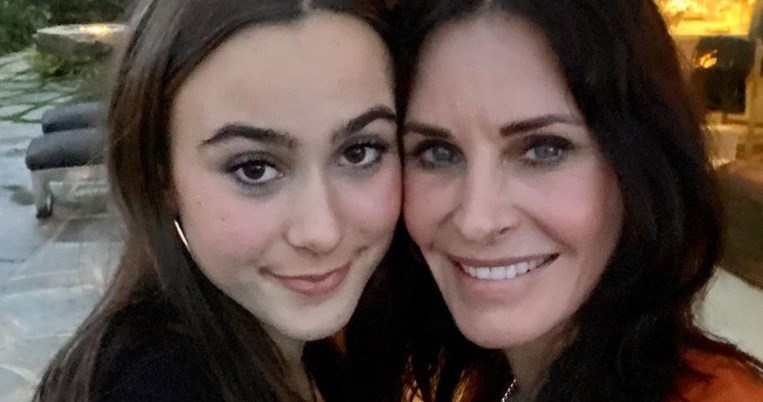 Σαν emo girl: Η κόρη της Κόρτνεϊ Κοξ, Κόκο, δίνει μία πιο νεανική όψη στο βλέμμα της μητέρα της