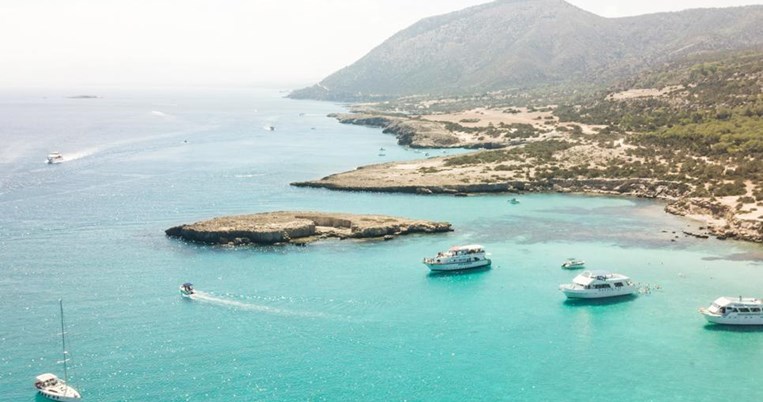 Η Κύπρος θα πληρώσει τις διακοπές όλων των επισκεπτών που θα μολυνθούν με κορονοϊό