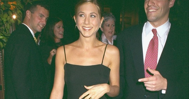 Όλες οι celebrities στα 90's φορούσαν κάθε βράδυ το ίδιο, σέξι φόρεμα. Φέτος θα το βάλουμε όλες