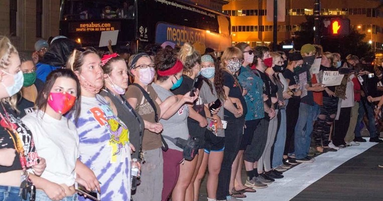 «Πάνω από το πτώμα μας»: Οι λευκοί σχηματίζουν τείχος ανάμεσα στους μαύρους και την αστυνομία