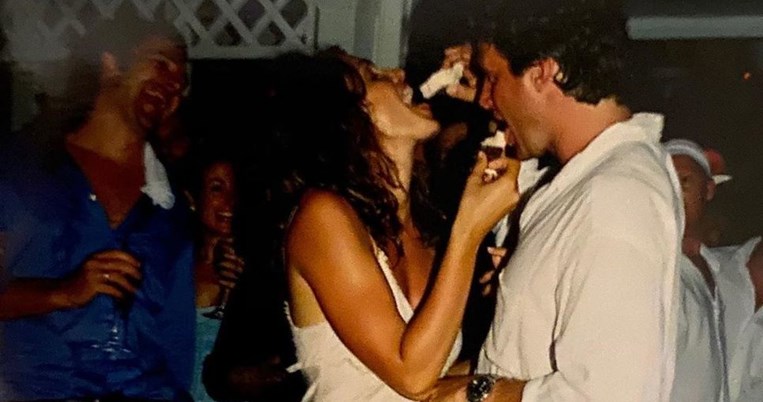 Ένα εμβληματικό φόρεμα: Θυμάσαι το νυφικό της Σίντι Κρόφορντ στον γάμο της με τον Ράντι Γκέρμπερ;