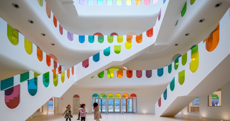 «Ενισχύει την δημιουργικότητα των παιδιών»: Μέσα στο πιο φωτεινό νηπιαγωγείο του κόσμου