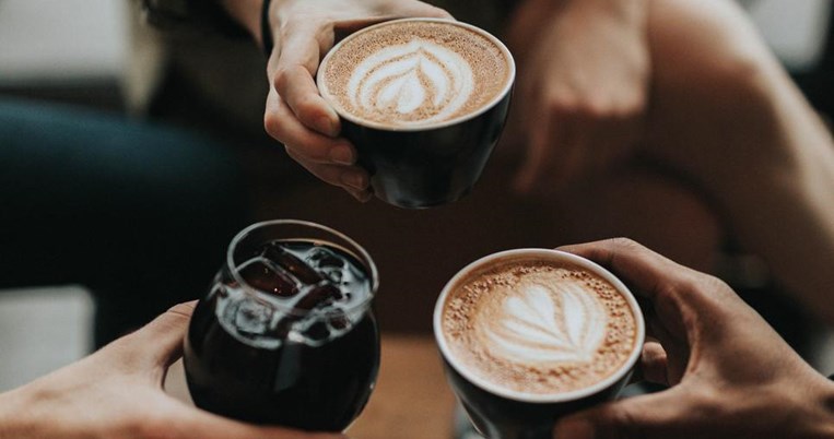 Πόσο θα πληρώνουμε τον καφέ πλέον- Οι αλλαγές στην τιμολόγηση με παραδείγματα  