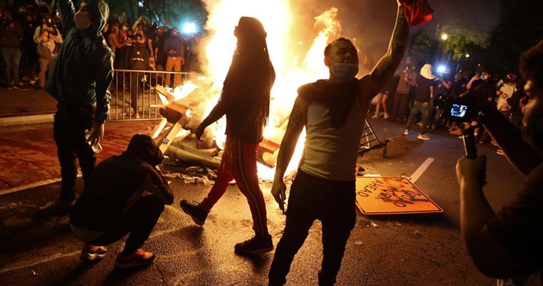 Σε υπόγειο καταφύγιο μεταφέρθηκε ο Ντόναλντ Τραμπ καθώς διαδηλωτές περικύκλωσαν τον Λευκό Οίκο