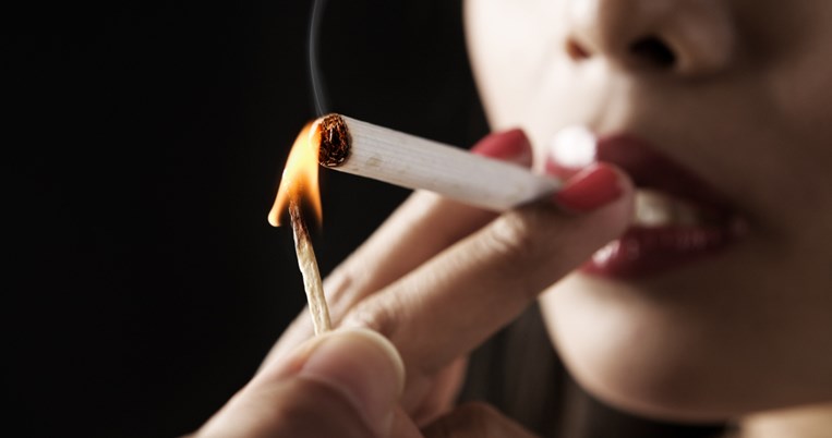 Γιατί θέλουμε να καπνίσουμε όταν πίνουμε αλκοόλ; Η επιστήμη απαντά.