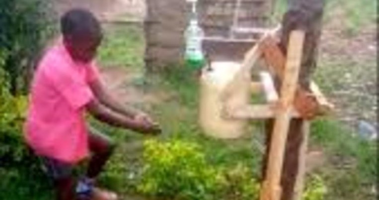 Για την αντιμετώπιση του κορονοϊού: 9χρονο αγόρι στην Κένυα έφτιαξε εφεύρεση για το πλύσιμο χεριών
