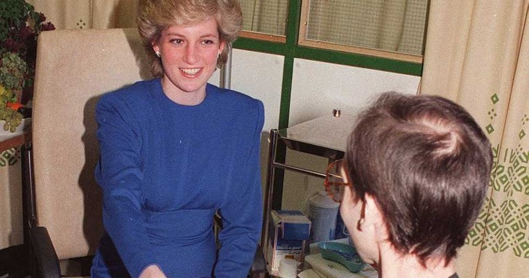 Η Νταϊάνα έκανε χειραψία σε ασθενή με AIDS, όταν όλοι πίστευαν ότι η νόσος κολλάει με το άγγιγμα