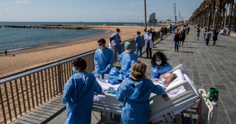 Νοσοκομείο στη Βαρκελώνη πηγαίνει τους ασθενείς με κορονοϊό μία βόλτα να δουν τη θάλασσα