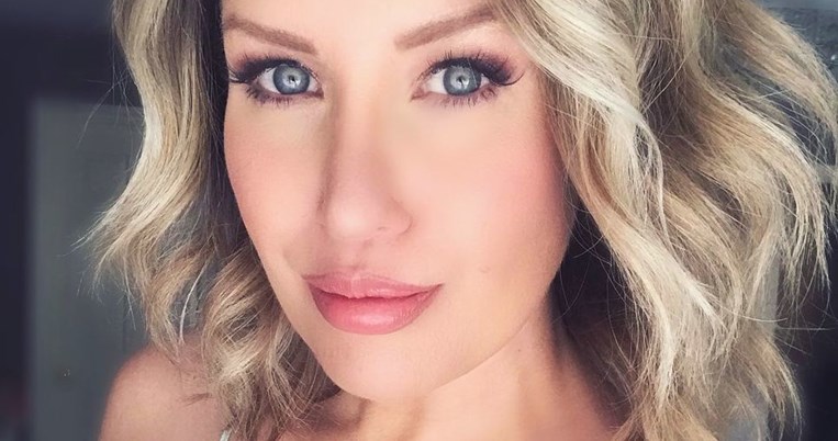 Είμαι πάνω από 40 και μόλις ανακάλυψα αυτό το μαγικό τρικ με το κονσίλερ που φώτισε το πρόσωπό μου 