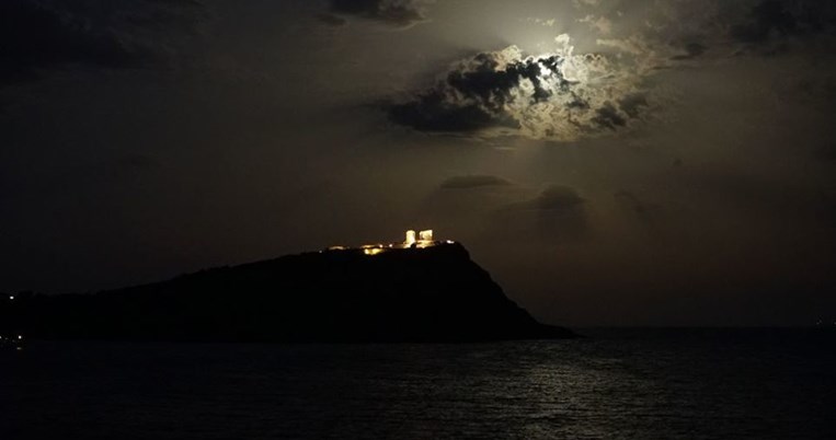«Ένα μαγικό φεγγάρι υψώθηκε εχθές το βράδυ πάνω από τον ναό του Ποσειδώνα». Οι εντυπωσιακές εικόνες